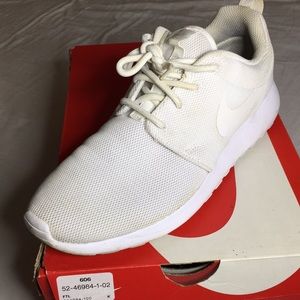 White Nike Roshe one